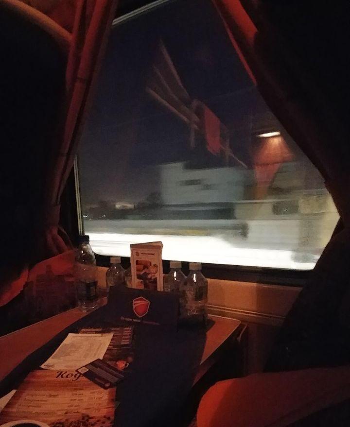 نگاه از پنجره کوپه گرم قطار به هوای سرد بیرون